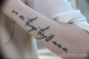 Фото тату на руке с надписью 'we see things they'll never see'. Тонкие линии, минималистичный стиль, вдохновляющая цитата.