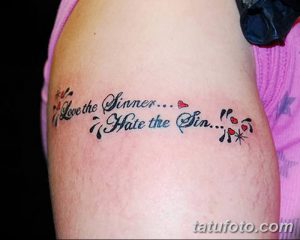 Фото тату на плече с религиозной надписью 'Love the Sinner... Hate the Sin' и небольшими сердечками. Цветная татуировка, религиозный смысл.