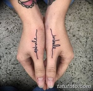 Фото тату с надписями 'inhale' и 'exhale' на ладонях. Тонкие линии, минималистичный стиль, напоминание о важности дыхания.