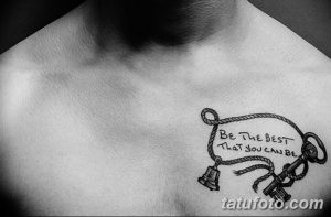Черно-белое фото татуировки на груди с изображением ключа и фразой 'Be the best that you can be'.
