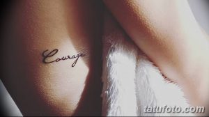 Фото тату надписи 'Courage' на ключице. Черный шрифт, каллиграфия, минимализм, вдохновляющее слово.