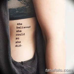 Фото татуировки с надписью 'she believed she could so she did.' на внутренней стороне руки девушки.