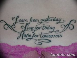 Фото тату: изящная надпись 'Learn from yesterday, live for today, hope for tomorrow' на животе женщины. Минималистичный и мотивирующий дизайн.