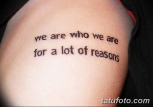 Фото тату: минималистичная надпись 'we are who we are for a lot of reasons' на предплечье. Идеально для тех, кто ценит самопринятие и индивидуальность.