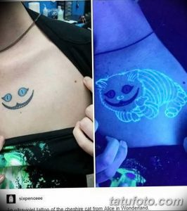 Фотография татуировки с изображением улыбающегося Чеширского кота, выполненной ультрафиолетовыми чернилами. Видна разница между обычным и УФ светом.