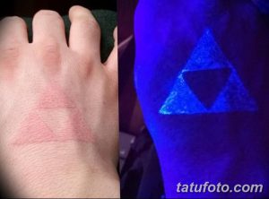 Фото тату: небольшая UV-татуировка в виде треугольника с квадратом внутри на стопе. Простой и лаконичный рисунок татуировки, светящийся в ультрафиолете.