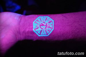 Фото тату: светящийся в ультрафиолете символ с острова из сериала 'Lost' на запястье. Уникальный и загадочный рисунок.
