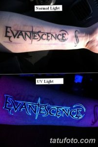 Фото тату: надпись "Evanescence" на руке, выполненная в технике UV татуировки. Сравнение вида татуировки при обычном и ультрафиолетовом освещении.