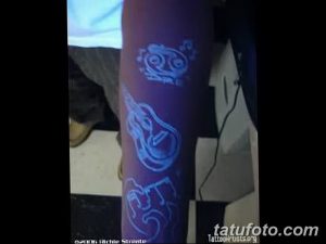 Фото тату: забавные мультяшные персонажи, светящиеся под ультрафиолетовым светом, на руке. Яркий и оригинальный рисунок татуировки.
