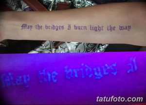 Фотография татуировки с надписью "May the bridges I burn light the way", выполненной на предплечье и светящейся в ультрафиолете. Эмоциональная и философская надпись.