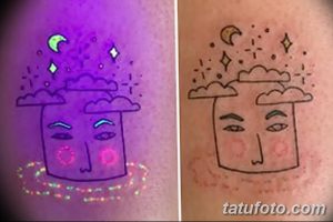 Фото флуоресцентного тату на коже, изображающее мультяшное лицо с луной и облаками. Рисунок светится в ультрафиолете, создавая сказочный эффект.