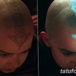 Фото тату на лбу, выполненное в стиле флуоресцентной татуировки, имитирующее символ из мультсериала 'Аватар: Легенда об Аанге'. Светящийся рисунок в ультрафиолете.