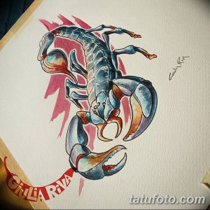 Красочный акварельный эскиз татуировки скорпиона, выполненный в ярких оттенках синего, красного и оранжевого.
