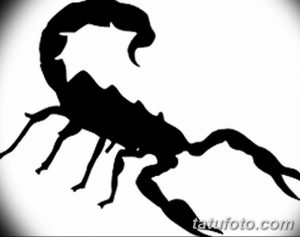 Черный силуэт татуировки скорпиона с минималистичным дизайном и четкими контурами.