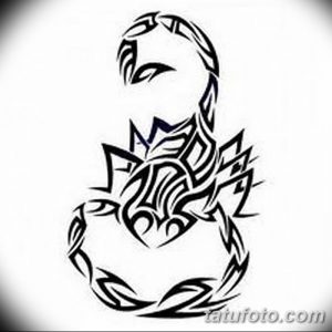 Эскиз татуировки скорпиона в стиле трайбл, с использованием геометрических узоров и черных линий. Идеально для плеча.
