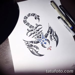 Черно-серый эскиз татуировки скорпиона, выполненный в стиле графика с использованием точек и штрихов, создающих эффект объема и текстуры.