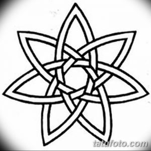 Черно-белое фото татуировки: кельтская звезда, состоящая из переплетающихся линий и узлов, символизирующая гармонию, равновесие и связь с природой.