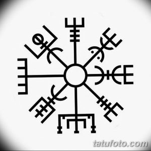 Черно-белое фото тату с изображением компаса Ветер (Vegvísir) - древнего скандинавского символа, помогающего не сбиться с пути. Отличный эскиз тату для путешественников.