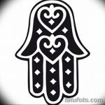 Черно-белое фото тату, изображающее Хамасу с открытым глазом в центре, выполненное в минималистичном стиле с четкими контурами.