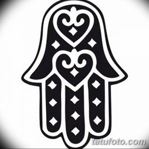 Черно-белое фото тату, изображающее Хамасу с открытым глазом в центре, выполненное в минималистичном стиле с четкими контурами.