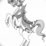 Черно-белое фото эскиза татуировки, изображающего мифического коня в динамичной позе, с детализированной прорисовкой гривы и украшений.