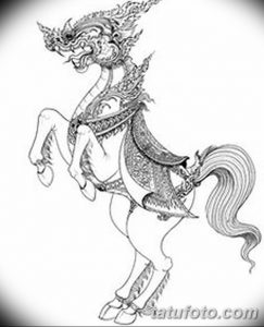 Черно-белое фото эскиза татуировки, изображающего мифического коня в динамичной позе, с детализированной прорисовкой гривы и украшений.