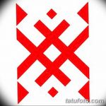 Фотография красной татуировки в виде славянского оберега, состоящего из геометрических фигур и символов, на белом фоне.