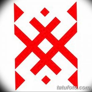 Фотография красной татуировки в виде славянского оберега, состоящего из геометрических фигур и символов, на белом фоне.