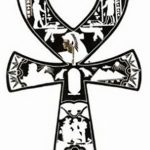 Черно-белый эскиз татуировки Анкх, внутри которого изображена сцена из древнеегипетской мифологии с фигурами людей и птиц.