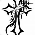 Фото тату креста с надписью 'JESUS'. Стилизованный рисунок татуировки с религиозной тематикой.
