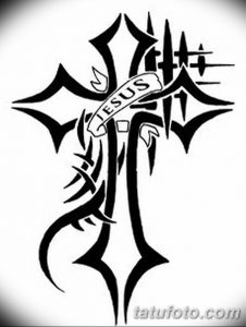Фото тату креста с надписью 'JESUS'. Стилизованный рисунок татуировки с религиозной тематикой.