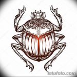 Черно-белое фото тату с изображением египетского скарабея. Детализированный рисунок для поклонников древней культуры.