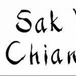 Фото татуировки Sak Yant в традиционном тайском стиле. Изображены геометрические символы и текст на тайском языке в черном цвете.