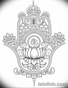 Черно-белое фото татуировки с изображением Хамсы (Руки Фатимы), украшенной лотосом и символом Ом. Символ защиты, удачи и благословения.