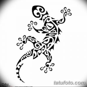 Эскиз татуировки ящерицы, выполненный в стиле трайбл, с использованием черных узоров и геометрических форм, идеально подходит для плеча или спины.