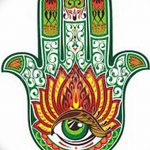 Цветное фото татуировки с изображением Хамасы (Руки Фатимы). Детализированный рисунок с яркими цветами и всевидящим глазом.