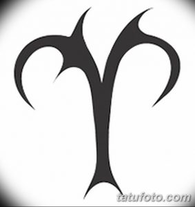 Черно-белое фото минималистичной татуировки. Простой, но выразительный рисунок, состоящий из нескольких изогнутых линий.