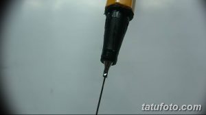 Крупный план иглы для татуировки, используемой для нанесения рисунка на кожу. Детализированное изображение инструмента для тату.