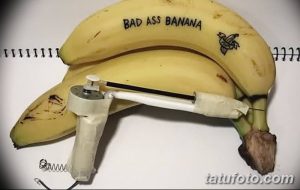Фото тату на банане с надписью 'BAD ASS BANANA' и изображением черепа. Самодельная тату-машинка из подручных материалов.