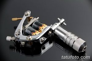 Фотография профессиональной тату-машинки с хромированным корпусом и ярким дизайном. Устройство выглядит надежным и качественным.