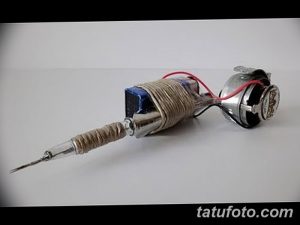 Фото самодельной тату-машинки, обмотанной бечевкой, с катушками и иглой. Вид устройства, собранного вручную.