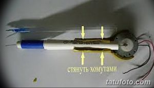 Фото схемы самодельной тату-машинки, с указанием основных деталей: моторчик, батарейка, гитарная струна и ручка. Инструкция по сборке.