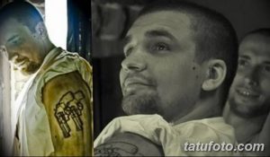 Черно-белое фото рэпера с татуировкой двух пистолетов на плече, демонстрирующее его задумчивый взгляд.