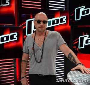 Фото тату Дмитрия Нагиева на предплечье: египетский символ Анх. Стильный образ актера.
