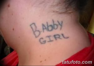 Фото простой татуировки с надписью 'Baby Girl' на теле. Минималистичный рисунок татуировки.