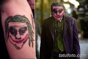 Фото тату: Изображение лица Джокера, выполненное в ярких цветах, на предплечье человека, рядом с кадром из фильма.