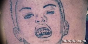 Фотография неудачной татуировки на лице, изображающей испуганное выражение лица с широко открытыми глазами и ртом.