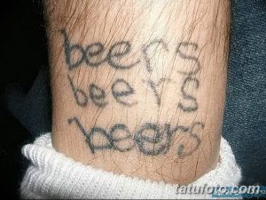 Фото тату на запястье: размытая надпись "beers beers beers", выполненная в черном цвете. Непрофессиональная работа, низкое качество, нечеткие буквы.