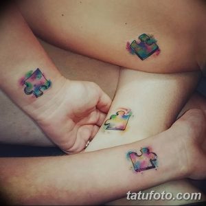 Фото тату: Четыре акварельных тату в виде элементов пазла на запястьях. Разноцветный рисунок татуировки.
