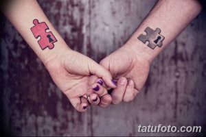 Фото тату: Два элемента пазла, расположенные на запястьях двух людей, символизирующие их связь. Цветной рисунок татуировки.